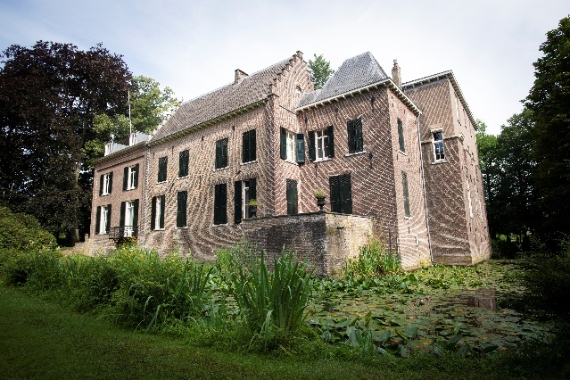 Afbeelding met buitenshuis, gebouw, gras, plant&#10;&#10;Automatisch gegenereerde beschrijving