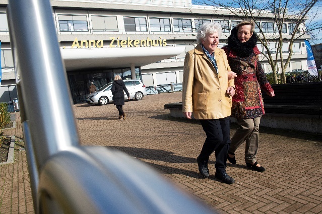 Afbeelding met kleding, buitenshuis, schoeisel, persoon&#10;&#10;Automatisch gegenereerde beschrijving