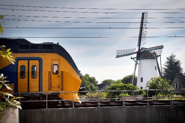 Afbeelding met buitenshuis, hemel, spoor, transport&#10;&#10;Automatisch gegenereerde beschrijving