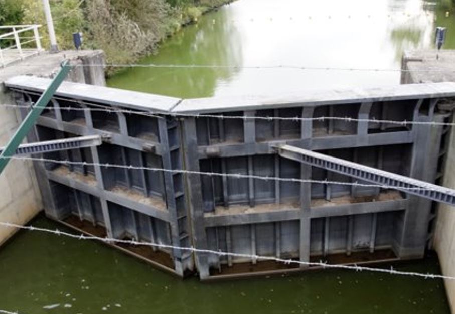 • Figuur 2-3: Foto van de stalen puntdeuren. Huidige situatie.