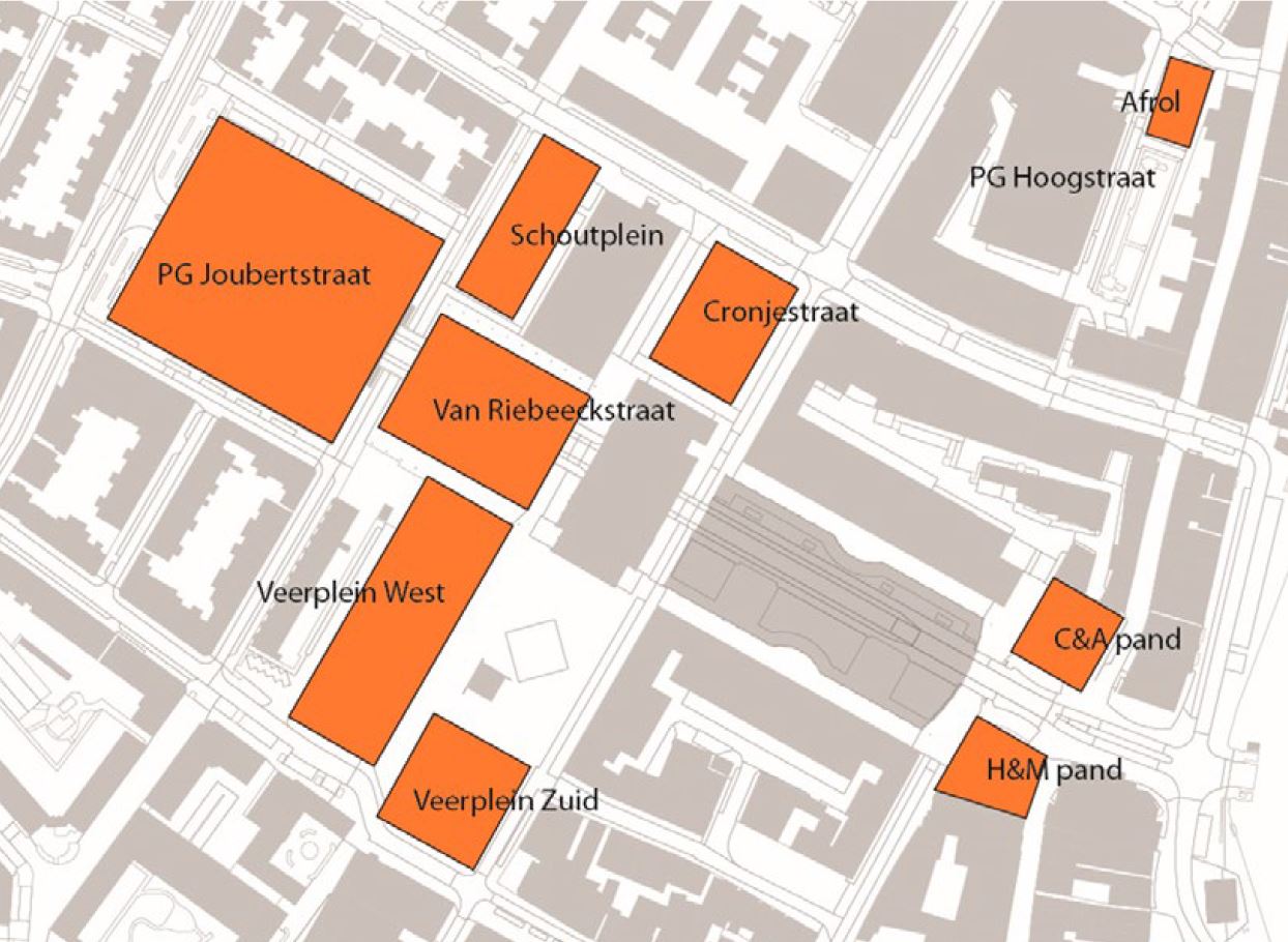 De figuur bevat een overzichtskaart waarop negen ontwikkellocaties staan. Het gaat om: Parkeergarage Joubertstraat, Schoutplein, Cronjestraat, van Riebeeckstraat, Veerplein West, Veerplein Zuid, H&M pand, C&A pand en Afrol