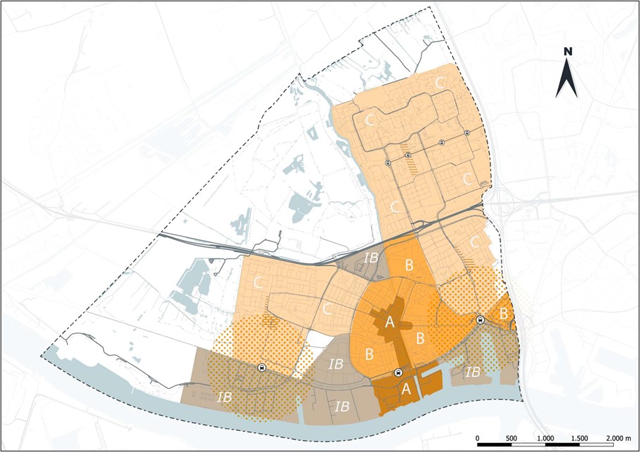 In onderstaande kaart is de gebiedsindeling opgenomen die we ook hanteren in het deelomgevingsprogramma ‘Parkeernormen Vlaardingen 2025’. In de kaart is weergegeven of een gebied tot het A-, B- of C-/I&B-gebied behoort. Voor de witte gebieden zonder aanduiding geldt dat deze gezien worden als buitengebied. Wanneer er in de toekomstige situatie woningbouwontwikkelingen gerealiseerd worden in het gebied met volkstuinen en sportvelden dat door de Marathonweg, Industrieweg, Energieweg en Marnixlaan omsloten wordt, verandert dit gebied in C-gebied. Voor de I&B-gebieden geldt dat deze veranderen in B-gebied wanneer hier in de toekomst woningbouwontwikkelingen gerealiseerd worden.