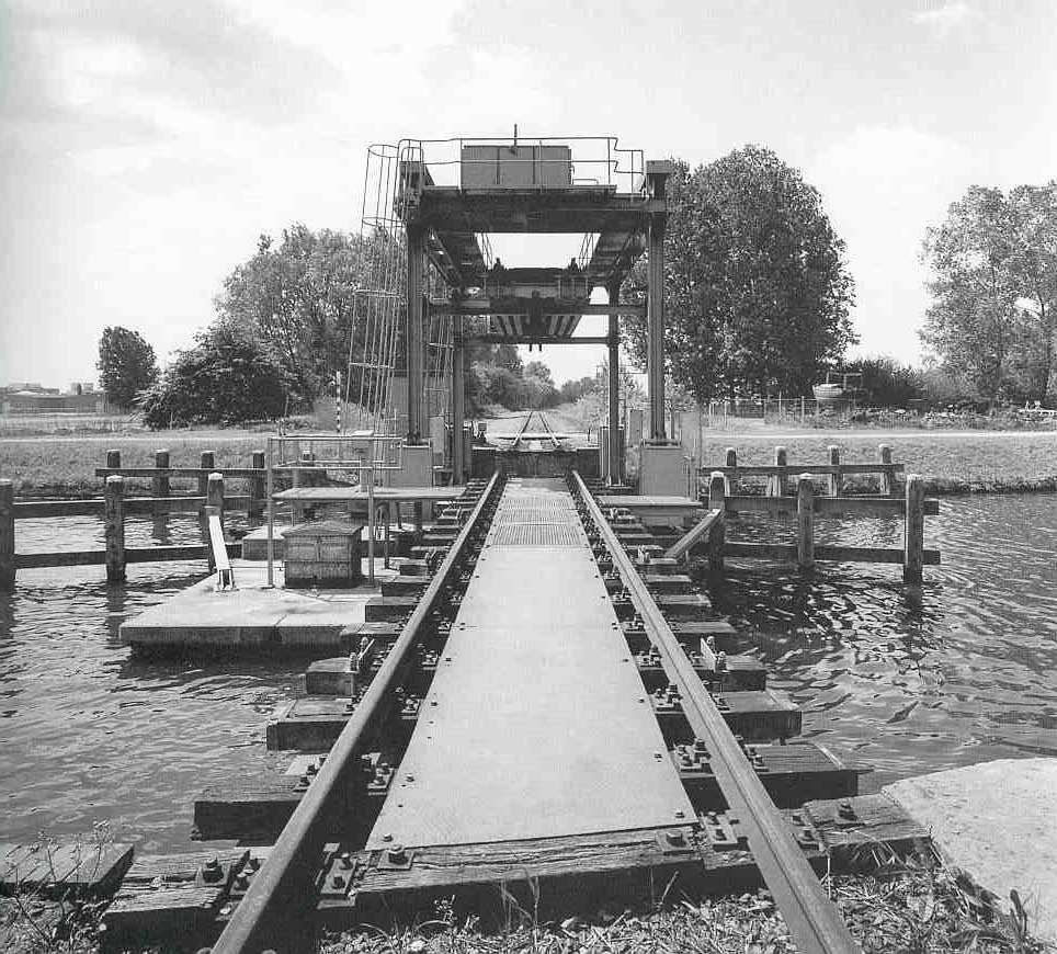 afbeelding 47 - Op de plaats waar het Duits lijntje de Zuid- Willemsvaart kruist werd een hefbrug gerealiseerd , thans een fraai industrieel-archeologisch monument