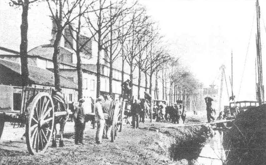 afbeelding 49 - De situatie in Veghel bij de Zuid-Willemsvaart rond 1920. Bij de kunstmestfabriek van Coenen en Schoenmakers staan de boeren met hun karren te wachten op scheepslading (bron: Verhagen, 2000)
