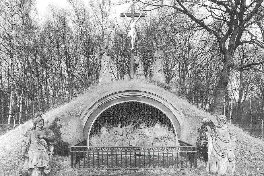 afbeelding 50 - (bron: Michels, 1993) - Calvarieberg met grafkelders uit 1852 (verplaatst in 1873), voorzien van gietijzeren kruisbeeld, geflankeerd door Maria en Johannes en voorts beelden van profeten.
