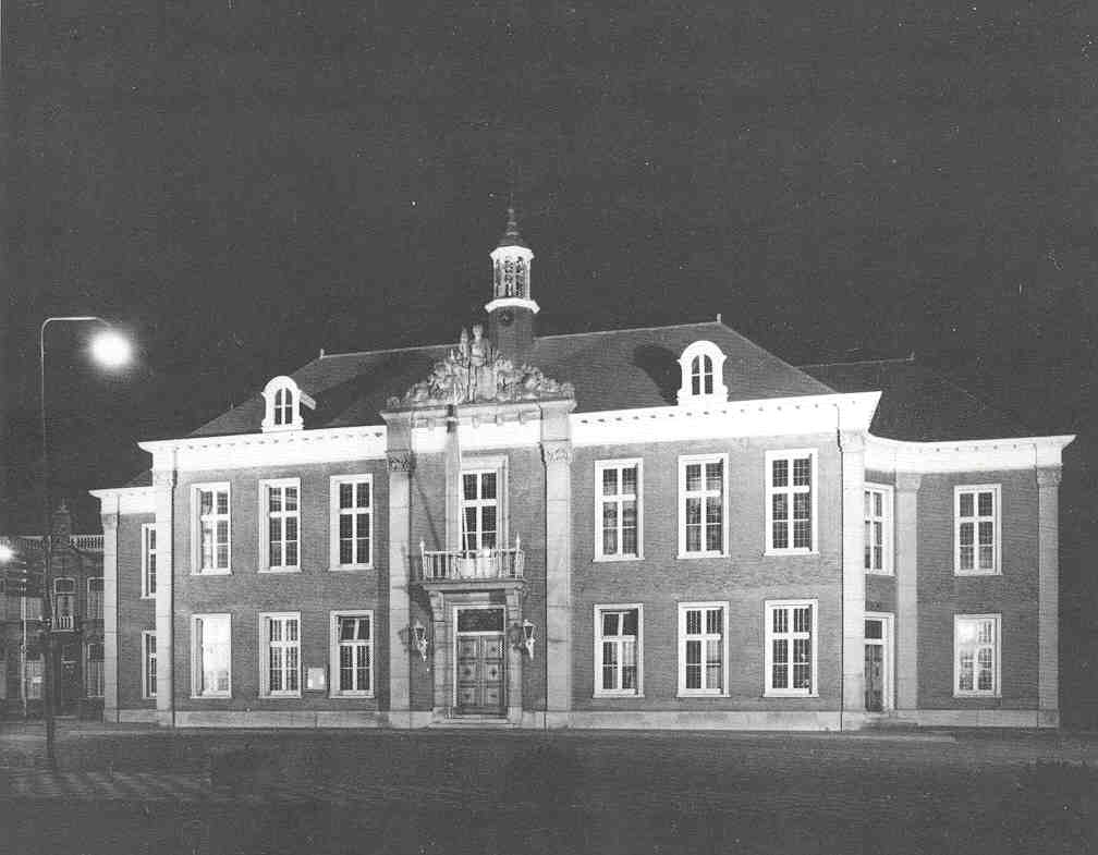afbeelding 52 - het voormalige gemeentehuis van Veghel aan de Markt (thans bibliotheek). Het gebouw kwam in 1876 gereed.